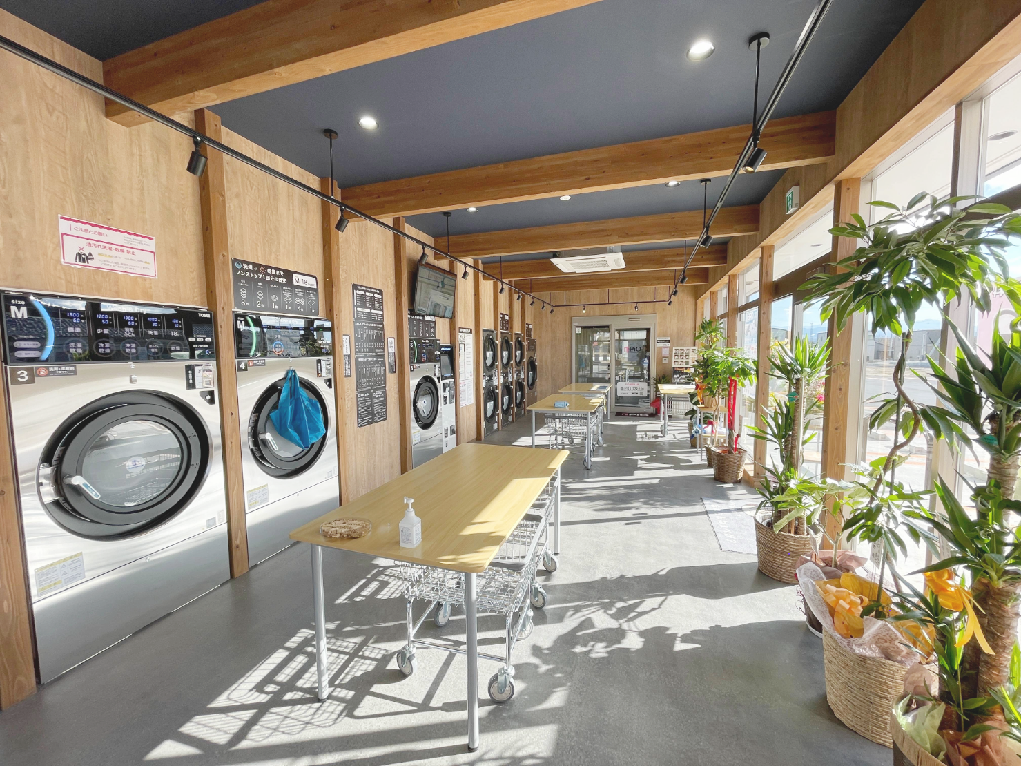 LAUNDRY MORE 秋田潟上店外観